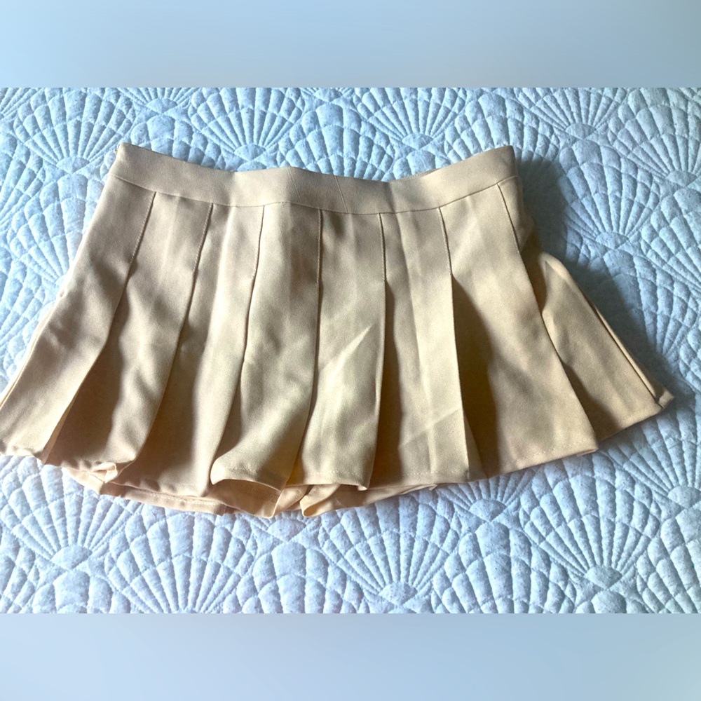 Size Small, Cream Pleated, A-Line Mini Skirt, Inner Linining.